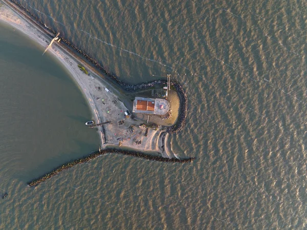 Vue aérienne du phare du monument historique traditionnel Paard van Marken au lever du soleil sur la rive de l'île de Marken aux Pays-Bas. Petit village de pêcheurs en Europe. — Photo