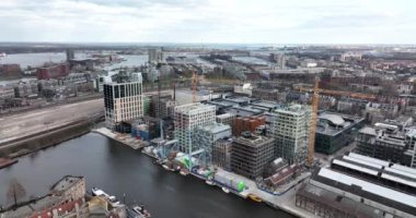 Amsterdam, 6 Mart 2022, Hollanda. Modern apartman sitesi Oostenburg, şehir merkezi. Lj boyunca Oostelijke Eilanden.
