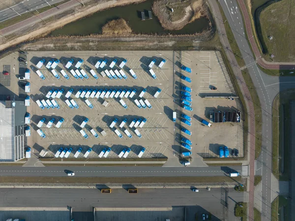 Κορυφή κάτω εφοδιαστική αλυσίδα διανομής εφοδιασμού αποθήκη. Αεροφωτογραφία μη επανδρωμένου αεροσκάφους μιας εμπορικής αποθήκης φορτηγών που διανέμουν εμπορεύματα. Άμστερνταμ, Κάτω Χώρες. — Φωτογραφία Αρχείου