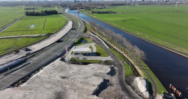 Amesterdão, 27 de Fabruary 2022, Países Baixos. Shell combustível diesel e estação de energia a gás. Ao longo de uma estrada com trânsito. Reabastecimento de petróleo para automóveis. — Vídeo de Stock