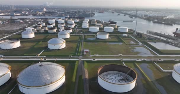 Gas petroquímico comercial almacenamiento de combustible terminal de silos de energía bruta en gran puerto industrial. Enorme almacenamiento de aire líquido vista drone en el puerto de Amsterdam, Países Bajos. — Vídeos de Stock