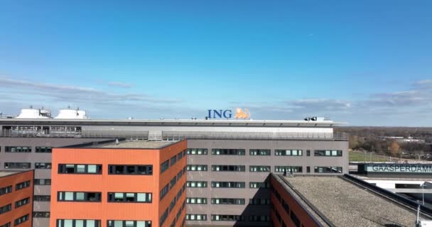 Amsterdam, 6 marca 2022, Holandia. ING międzynarodowe komercyjne główne biuro instytucji finansowej i logo banku na fasadzie budynku biurowego. Widok drona z powietrza — Wideo stockowe