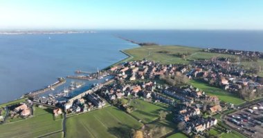 Hollanda 'nın Marken kentindeki tarihi balıkçı köyünün tipik Hollandalı turistik cazibesi. Amsterdam yakınlarındaki Avrupa ve Waterland 'daki Volendam. Hollanda.