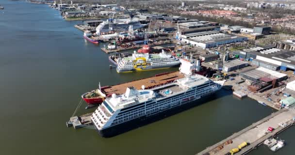 Amsterdão, 19 de março de 2022, Países Baixos. Damen shiprepair doca náutica estaleiro naval manutenção marítima indústria de reparação naval porto. Vista aérea de drones. — Vídeo de Stock