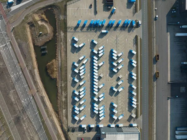 Logistikdepot für Lieferketten von oben nach unten. Luftaufnahme einer kommerziellen Lagerauslieferungsmaschine, die Waren verteilt. Amsterdam, Niederlande. — Stockfoto