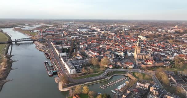 Zutphen és az Ijsel folyó, vasútállomás üzletek és épületek templom régi történelmi belváros Hollandiában, Gelderland, Európa. Egyesült Királyság — Stock videók