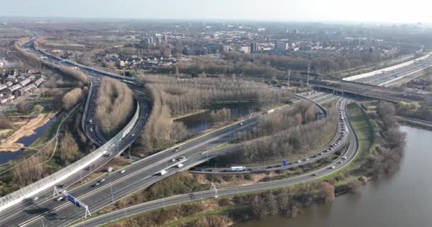 Amsterdam, le 18 mars 2022, Pays-Bas. Circulation autour de l'infrastructure d'intersection autoroute auto asphalte autoroute de transport de véhicules près d'Amsterdam. Pays Bas — Video