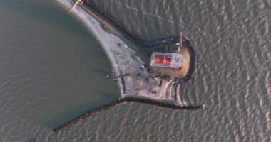 Hollanda 'daki Marken adasının kıyısındaki Paard van Marken' in gündoğumunda gökyüzü manzaralı geleneksel tarihi eser deniz feneri. Avrupa 'da küçük bir balıkçı köyü. Yukarıdan aşağıya