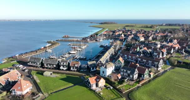 典型的なオランダの観光名所オランダのマルケン半島にある古い歴史的な絵のような漁村。ヨーロッパアムステルダムの近くとウォーターランドのボレンダム。オランダ. — ストック動画