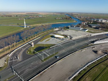 Amsterdam, 27. Fabruary 2022, Hollanda. Yakıt yakıtını ve benzin istasyonunu boşaltın. Trafiğin olduğu bir yol boyunca. Otomobil için petrol işinin yakıtının doldurulması.