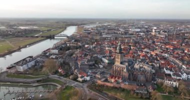 Zutphen ve Ijsel nehri, tren istasyonları ve binalar Hollanda, Gelderland, Avrupa 'daki eski tarihi şehir merkezi. Hollanda