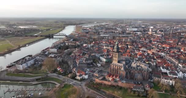 Zutphen és az Ijsel folyó, vasútállomás üzletek és épületek templom régi történelmi belváros Hollandiában, Gelderland, Európa. Egyesült Királyság — Stock videók
