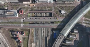 Amsterdam Sloterdijk Hollanda 'daki metro ve otobüs terminalinin hava aracı görüntüsünün hemen altında. platform ve yollar.