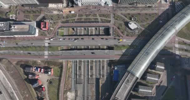 Amsterdam Sloterdijk top down drone aereo vista della stazione della metropolitana e degli autobus in Olanda. piattaforma e strade. — Video Stock