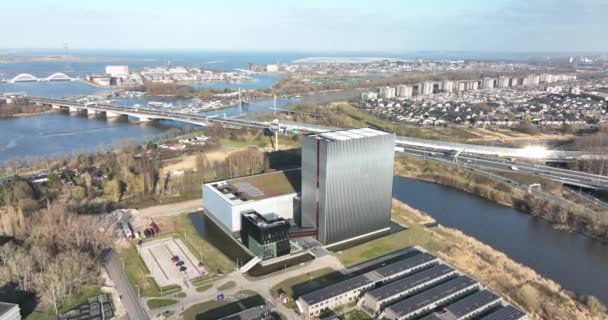 Amsterdam, le 18 mars 2022, Pays-Bas. Moderne datacenter bâtiment données internet technologie centre d'affaires structure tour. Centre d'hébergement, de télécommunications et de réseautage. — Video