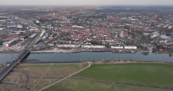 ツッフェンとイゼル川、鉄道駅の店舗や建物は、オランダ、ゲルダーラント、ヨーロッパの古い歴史的な都市の中心部を教会します。オランダ — ストック動画