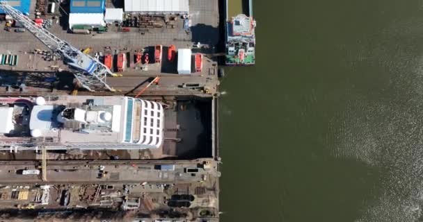 Amszterdam, 2022. március 19, Hollandia. Damen hajójavítás tengerészeti dokkoló hajógyár tengeri karbantartás hajógyártás javítás ipari kikötő. Légi drónra néző. — Stock videók