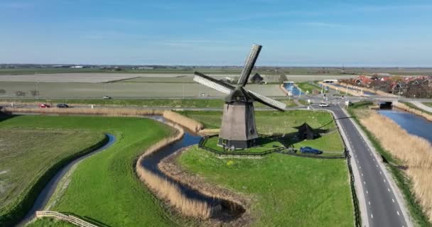 Históricos molinos de viento holandés en una granja y campo de hierba paisaje en Holanda Holanda. Famosa atracción turística para el turismo patrimonio vintage y el campo histórico. — Vídeos de Stock