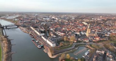 Zutphen ve Ijsel nehri, tren istasyonları ve binalar Hollanda, Gelderland, Avrupa 'daki eski tarihi şehir merkezi. Hollanda