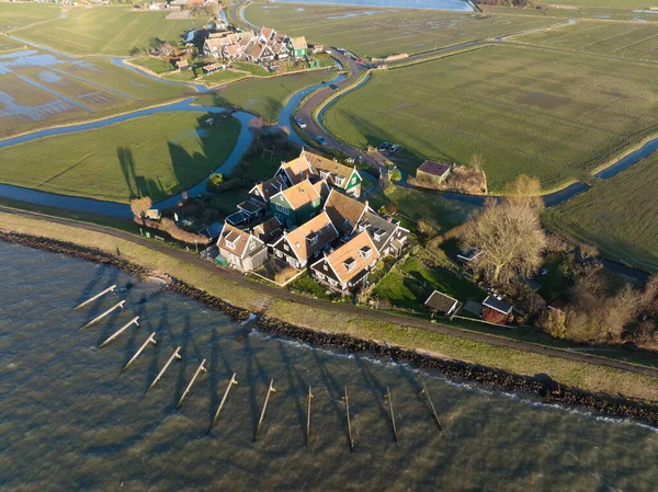 Atração turística típica holandesa antiga vila piscatória histórica pitoresca na pênisula de Marken, Holanda. Europa perto de Amsterdã e Volendam em Waterland. Países Baixos. — Fotografia de Stock