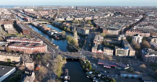Amsterdão, 26 de março de 2022, Países Baixos. Velho moinho tradicional De Gooyer no Funenkade em Amsterdam leste. Vista urbana pitoresca da cidade com canais. — Vídeo de Stock