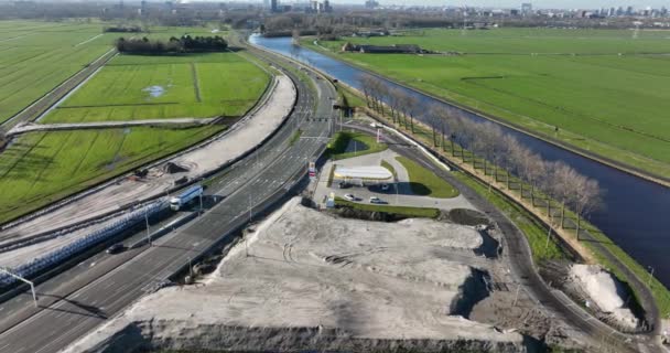 2022年2月27日，阿姆斯特丹，荷兰壳体燃料柴油和天然气能源站。在交通拥挤的道路上。汽车石油业务的加油. — 图库视频影像