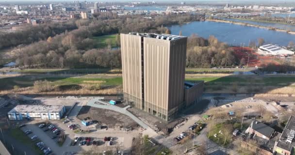 Torre del Datacenter ad Amsterdam Parco scientifico grande infrastruttura di calcolo server internet e costruzione di edifici di archiviazione dati facciata. Nei Paesi Bassi. — Video Stock