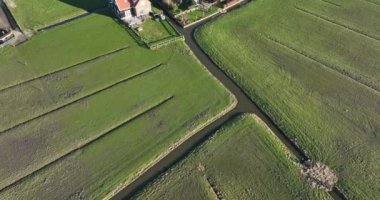 Hollanda 'nın Marken kentindeki tarihi balıkçı köyünün tipik Hollandalı turistik cazibesi. Amsterdam yakınlarındaki Avrupa ve Waterland 'daki Volendam. Hollanda.