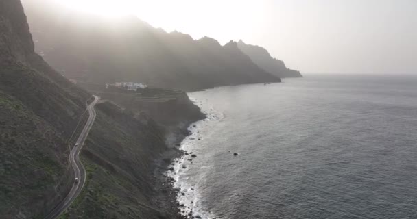 Kliffen wildernis buitenstrand langs de vulkanische rotsachtige kustlijn op Tenerife, Spanje, Canarische eilanden Europa. Toeristische attractie en weg. — Stockvideo