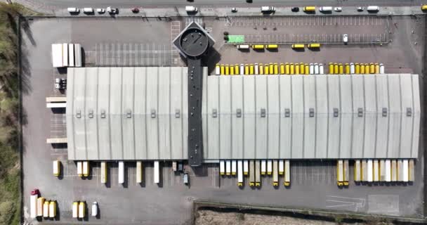 Utrecht, 3 de abril de 2022, Países Bajos. DHL almacén de embalaje de entrega y distribución con camiones de reparto y furgonetas edificio de la empresa. Vista aérea del dron — Vídeo de stock