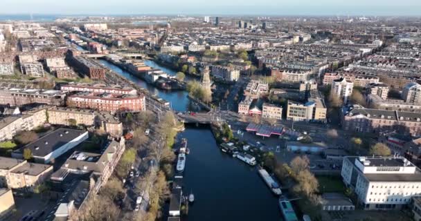 Amszterdam, 2022. március 26, Hollandia. Amszterdam város kilátás a hagyományos mérföldkő szélmalom de Gooyer a Funenkade és brouwerij t ij — Stock videók