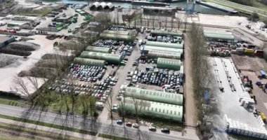 Hurdalık, Utrecht, Hollanda 'daki hurda hurdalık tesisinde hurdaya çıkmış hurda yığını eski otomobil araçları. Hava aracı