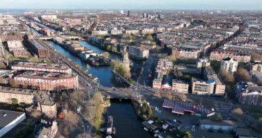 Amsterdam, 26 Mart 2022, Hollanda 'da. Amsterdam şehir manzarası Funenkade ve Brouwerij t 'deki geleneksel rüzgar gülü.