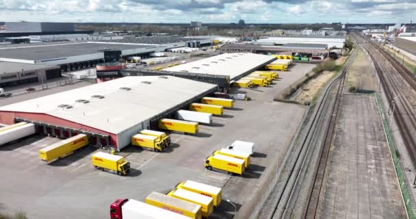 Utrecht, 3 kwietnia 2022, Holandia. DHL dostawa i dystrybucja magazyn opakowań z ciężarówek dostawczych i dostawczych budynku firmy. Widok drona z powietrza — Wideo stockowe