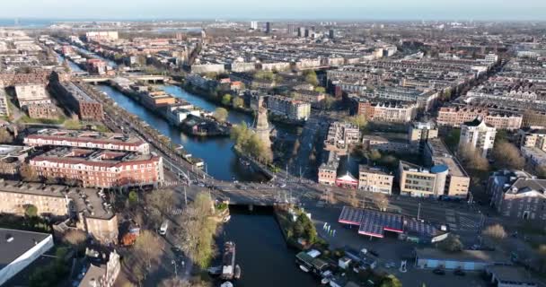 Amsterdam, 26 Mart 2022, Hollanda 'da. Amsterdam şehir manzarası Funenkade ve Brouwerij t 'deki geleneksel rüzgar gülü. — Stok video