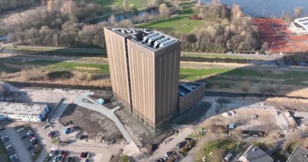 Torre del centro de datos en Amsterdam Parque científico gran infraestructura informática servidor Internet y almacenamiento de datos edificio fachada de construcción. Países Bajos. — Vídeos de Stock