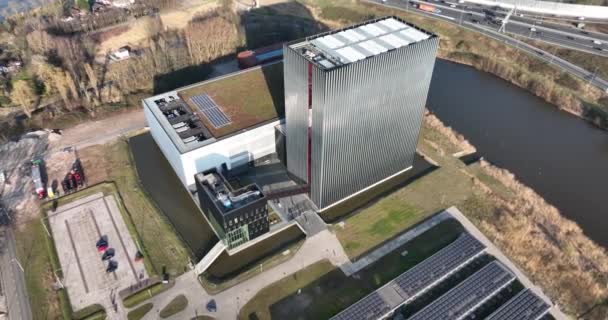 Amsterdam den 18 mars 2022, Nederländerna. Moderna datacenter byggnad data internet teknik business center struktur torn. Värd-, telekommunikations- och nätverkscentrum. — Stockvideo