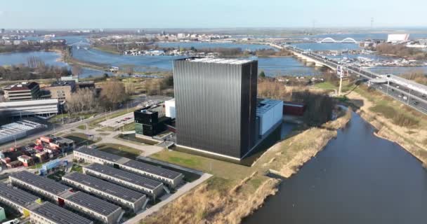 Amsterdam, le 18 mars 2022, Pays-Bas. Moderne datacenter bâtiment données internet technologie centre d'affaires structure tour. Centre d'hébergement, de télécommunications et de réseautage. — Video