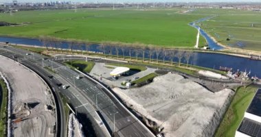 Amsterdam, 27. Fabruary 2022, Hollanda. Yakıt yakıtını ve benzin istasyonunu boşaltın. Trafiğin olduğu bir yol boyunca. Otomobil için petrol işinin yakıtının doldurulması.