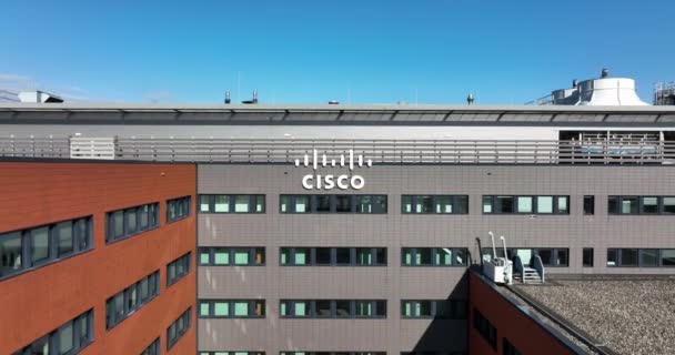 Amsterdam, 6 marca 2022, Holandia. Logo firmy dostarczającej oprogramowanie Cisco do komunikacji sprzętu i technologii informacyjnych. Widok z lotu ptaka na fasadę i logo budynku biurowego. — Wideo stockowe