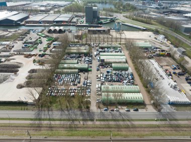 Hurdalık, Utrecht, Hollanda 'daki hurda hurdalık tesisinde hurdaya çıkmış hurda yığını eski otomobil araçları. Hava aracı