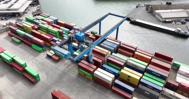 Utrecht, 3 de abril de 2022, Países Baixos. Terminal de contentores Utrecht. logística do porto da cadeia de suprimentos do transporte. Grandes navios de carga porto e guindaste que transportam distribuição de carga de contentores. — Vídeo de Stock