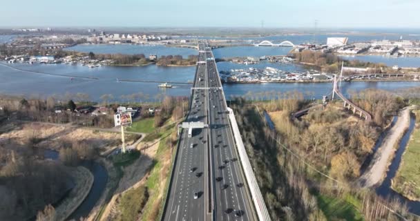 Amsterdam den 18 mars 2022, Nederländerna. Trafikmotorvägsinfrastruktur och bro över vattenväg i Holland. Förflyttning av godskorridorer. — Stockvideo