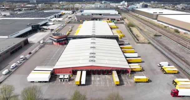 Utrecht, 3. dubna 2022, Nizozemsko. Dodávka a distribuce obalového skladu společnosti DHL s dodávkovými vozy a dodávkovými vozy. Zobrazení leteckých dronů — Stock video