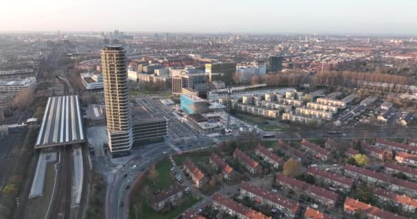 Amsterdamn Amstel kentsel hava aracı görüntülü ulaşım ve kentsel konut kuleleri. Altyapı tren istasyonu iş binaları ve ufuk çizgisi. Su kanalı. — Stok video