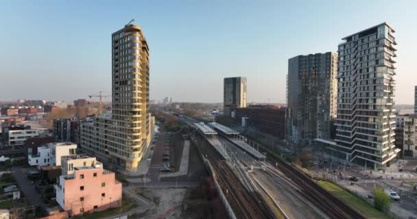 Verdomde Amstel stedenbouwkundige drone view transport en stedelijke residentiële bouwtorens. Infrastructuur station zakelijke gebouwen en skyline. Waterkanaal. — Stockvideo