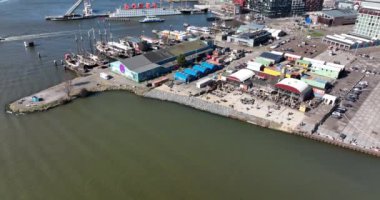 Amsterdam, 19 Mart 2022, Hollanda 'da. NDSM Rıhtımı modern sanayi tersanesi ve son moda yerleşim alanı. Amsterdam Noord Lj nehri ve su yolu boyunca.