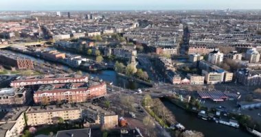 Amsterdam, 26 Mart 2022, Hollanda 'da. Amsterdam şehir manzarası Funenkade ve Brouwerij t 'deki geleneksel rüzgar gülü.