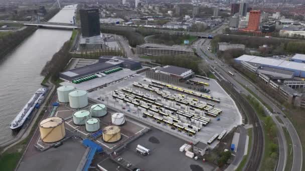 Утрехт, 8 апреля 2022 года, Нидерланды. Утрехтский автовокзал-терминал узел хранения и обслуживания объектов пассажирского транспорта станции. Воздушный беспилотник. — стоковое видео