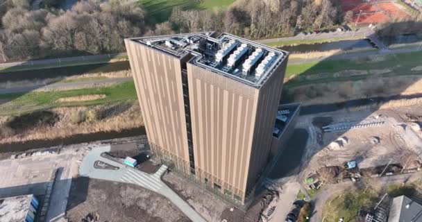 Baza danych wieża w Amsterdamie Science Park duży serwer infrastruktury komputerowej internet i przechowywanie danych elewacja budynku budowy. W Niderlandach. — Wideo stockowe